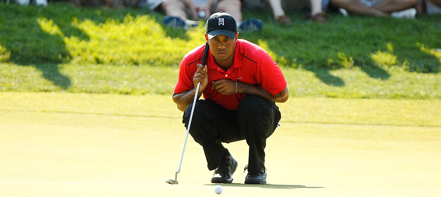tiger woods playing golf